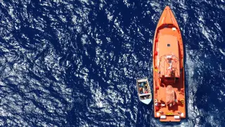 Localizan en aguas de Murcia una patera con cinco fallecidos.