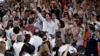 Pedro Sánchez, recibido con una ovación al grito de "presidente",