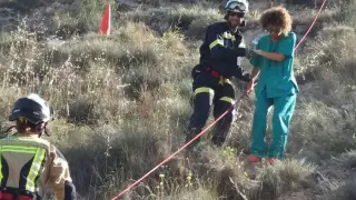 Los bomberos rescatan un motorista caído en un barranco