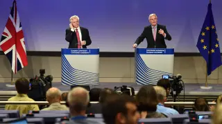 El negociador europeo, Michel Barnier, en una rueda de prensa en Bruselas acompañado por su contraparte británica, David Davis.