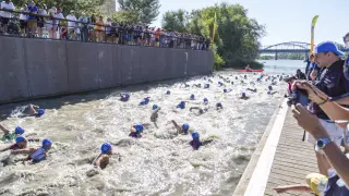 Imagen del tramo a nado del Triatlón de Zaragoza del año pasado.
