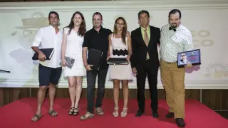 Miguel Zamora, Beatriz Allué, Óscar Viñuales, Jenifer Mata, Juan Carlos Brun y José Pueyo, en la finca La Alquería.