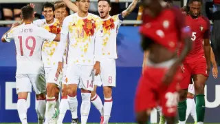 Los jugadores de España celebran el triunfo ante Portugal.