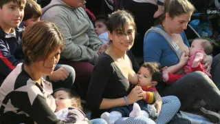 Imagen de archivo de una concentración en apoyo de la lactancia materna.