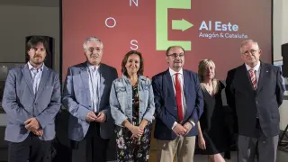 Julio Ramón, Florencio García Madrigal, Mayte Pérez, Javier Lambán, Vicky Calavia y Martín Llanas, en la presentación de 'Al Este'.