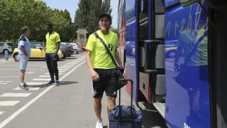 El madrileño Samu Sáiz se dispone a subir al autobús en un viaje reciente