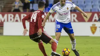 José Enrique, en una pugna con el jugador del Mirandés Maikel Mesa, en el partido jugado contra los burgaleses en La Romareda esta pasada temporada.