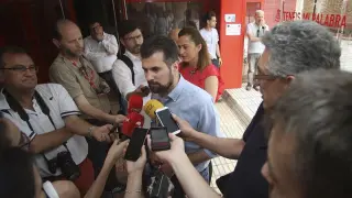 El secretario regional del PSOE, Luis Tudanca, atiende a los medios en Soria, donde ha mantenido un encuentro con militantes del partido en la capital soriana.