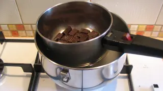 El baño María es la mejor manera de derretir chocolate sin que se queme.