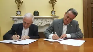 El presidente de la DPZ, Juan Antonio Sánchez Quero, y el obispo de Tarazona, Eusebio Hernández Sola, han firmado un convenio.