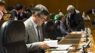El consejero Vicente Guillén prepara su comparecencia, ayer, en sede parlamentaria.
