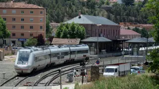 Un tren procedente de Valencia sale de la estación de Teruel.
