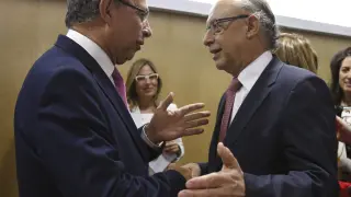 El ministro de Hacienda y Administraciones Públicas, Cristóbal Montoro, saluda al consejero del Gobierno de Aragón, Fernando Gimeno, durante su asistencia al consejo de Política Fiscal y Financiera, este jueves en Madrid.