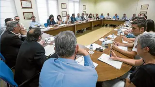 El consejero Joaquín Olona a la izquierda presidió ayer la reunión de la Mesa de Producciones Agrarias en la sede de la DGA.