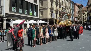 Los jóvenes matrimonios que integran el Seisado a su paso por la plaza del Torico.