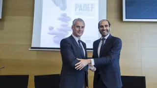 El responsable de la Obra Social de Ibercaja, Juan Carlos Sánchez, y el presidente de AEFA, Daniel Rey, tras la firma del convenio