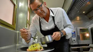 Melchor Muñoz, chef del hotel San Ramón del Somontano, de Barbastro, prepara el plato con escarola que figura en una de las recetas.