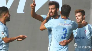 Borja Iglesias recibe la felicitación de sus compañeros del Celta B tras un gol.