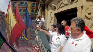 El alcalde de Pamplona durante el chupinazo en el balcón del Ayuntamiento.