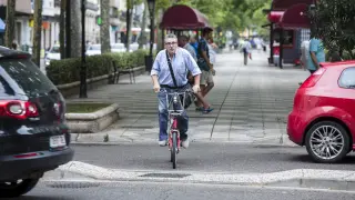 Foto de archivo de un ciudadano circulando en bici por el centro de Zaragoza.