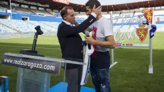 El presidente del Real Zaragoza, Christian Lapetra, entrega una camiseta conmemorativa a Cani, ayer en La Romareda.