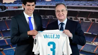 Jesús Vallejo y Florentino Pérez, en su presentación como futbolista del Real Madrid.