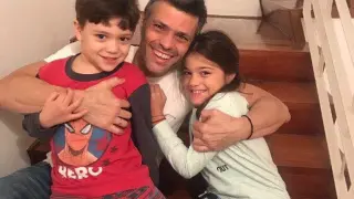 Foto compartida en Twitter de Leopoldo López con sus hijos.