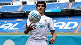 Jesús Vallejo en su presentación como nuevo futbolista del Real Madrid.