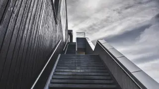 Las escaleras con resorte se comprimen cuando alguien baja las escaleras, ahorrando energía