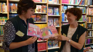 Rebeca Cuenca y Carmen Martín posan con el libro