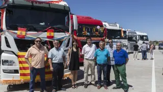 La junta directiva de Tradime Aragón, junto a los camiones que participaron en el concurso.