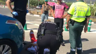 Ángel Vicioso con la Policía y la Guadia Civil en el momento del atropello.