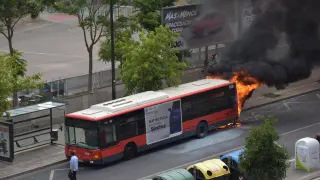 Una foto de archivo de un autobús ardiendo.