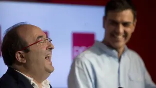 El secretario general del PSOE, Pedro Sánchez (d) y el primer secretario del PSC, Miquel Iceta