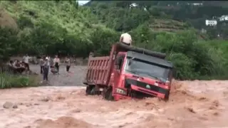 Angustioso rescate de un camión en China