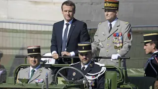 El jefe del Estado Mayor del Ejército francés, Pierre de Villiers, junto al presidente francés, Emmanuel Macron.