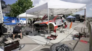 Los equipos de competición preparan los vehículos para el inicio de la carrera.