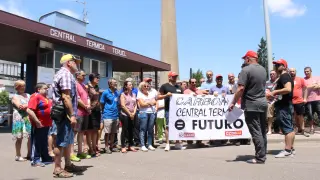 El sindicato CC. OO. convocó ayer una concentración a las puertas de la central de Andorra.