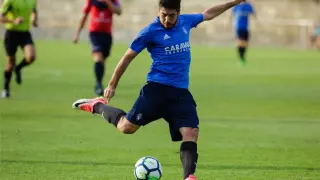 Papunashvili, en el lance donde logró marcar su gol al Boltaña este miércoles en el amistoso jugado en la localidad oscense.