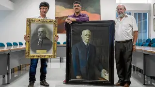 Los profesores Pedro Miana, Julio Bernúes y Manuel Alfaro, con la foto de García Galdeano y el retrato de González-Salazar.