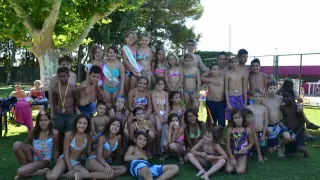 Decenas de niños participaron en el concurso de natación que se celebró en las piscinas