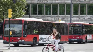 Una ciclista en el centro de Zaragoza.