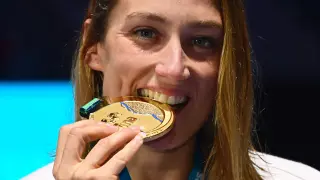 Mireia Belmonte, posando con la medalla de oro