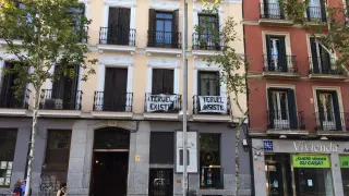 'Teruel existe, Teruel insiste': las dos pancartas que recuerdan a la provincia bajoaragonesa en pleno centro de Madrid.