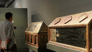Dos de las tres cajas sepulcrales de madera de las prioras de Sijena expuestas en Lérida.