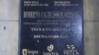 La placa con el nombre de Roberto d'Aubuisson y el escudo del Ayuntamiento de Zaragoza.