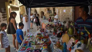 Los visitantes pasearon entre los puestos artesanos que se instalaron en Alquézar.