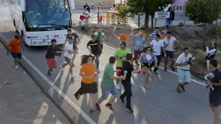 Numerosos jóvenes de Torralba corrieron el encierro a primera hora de la mañana delante del autobús de línea.