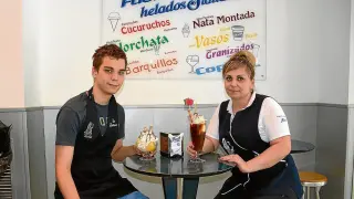Jesús Ochoa e Iona Cristea, empleados de los Helados Italianos, de Zaragoza.