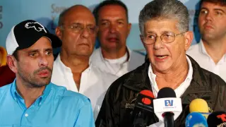El gobernador del estado venezolano de Miranda, Henrique Capriles Radonski, y el diputado a la Asamblea Nacional, Henry Ramos Allup.